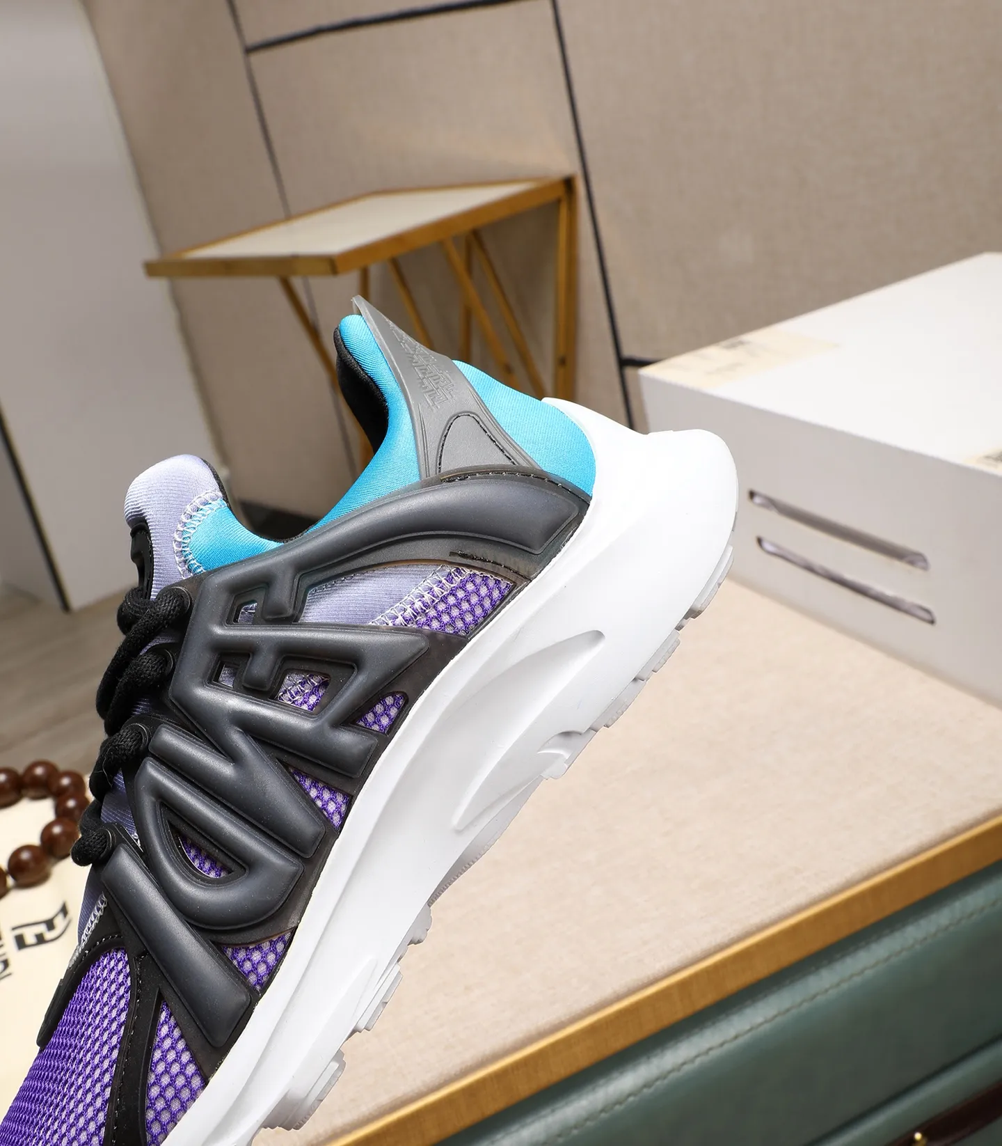 Men's Men's Shoes 💰800 Fendi Fendi's latest Tag series of men's casual mesh sports running shoes, originally purchased and developed, this Tag sneaker is a one-leg sneaker, made of black high-tech mesh material with gray neoprene details. Oversized FENDI lettering on the side and translucent rubber details. Light and flexible rubber running shoe soles, beautifully packaged at the delivery counter, customized breathable lining, original molded foam rubber outsole, sole thickness: 3.5CM! Size: 40-44 (customized at 39.45.46)